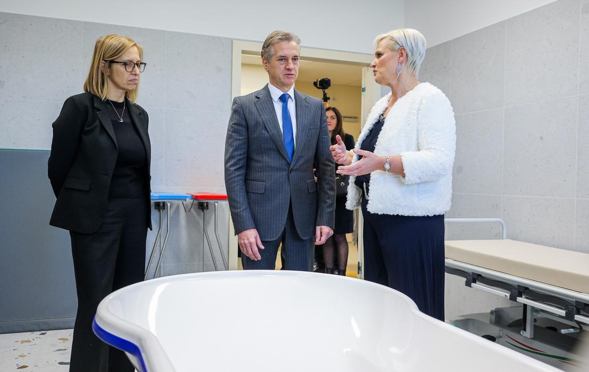 Odprtje bolnišnice za otroke, Šentvid pri Stični | "Pogosto govorimo o tem, da so otroci naš največji zaklad in bogastvo. Ampak takrat, ko je treba pa dejansko poskrbeti, se dostikrat zgodi, da starši ostanete sami. In ravno ta nova investicija je posebna v tem, ker omogoča, da so otroci in starši združeni tudi takrat, ko otroci ne potrebujejo le zdravljenja, ampak tudi rehabilitacijo," je dejal Robert Golob. | Foto STA