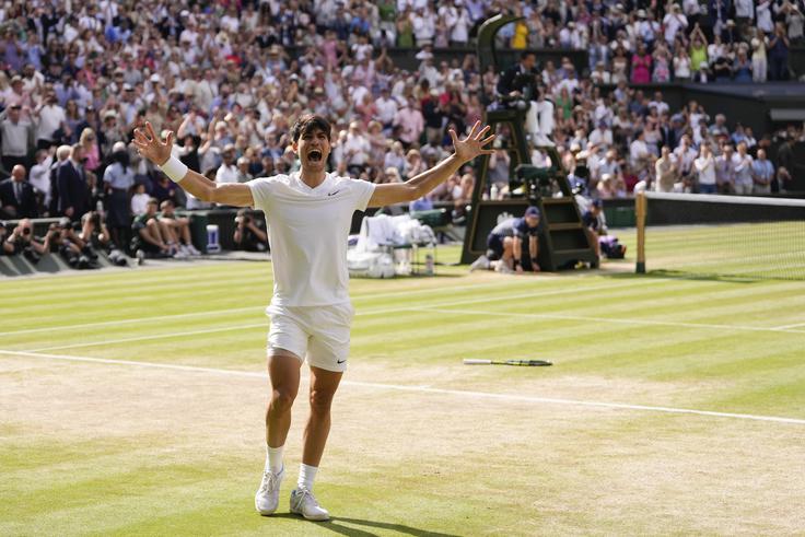 Carlos Alcaraz ob zadnji točki in velikem zmagoslavju v Wimbledonu | Foto: Guliverimage