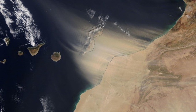 Puščavski pesek iz Sahare je viden iz vesolja. | Foto: Twitter - Voranc