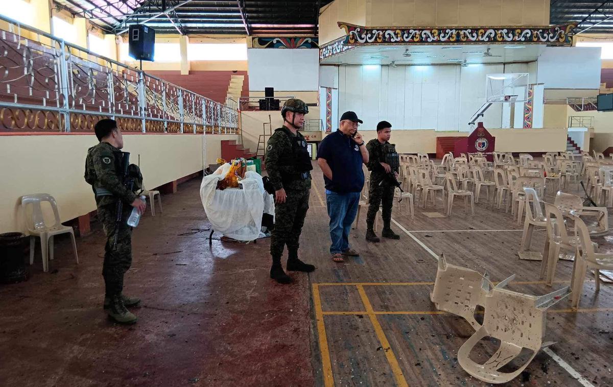 Filipini eksplozija | Kasneje je odgovornost za napad prevzela skrajna skupina Islamska država (IS). "Vojaki kalifata so sprožili ekplozivno napravo na velikem srečanju kristjanov ... v mestu Marawi," so po poročanju francoske tiskovne agencije AFP zapisali na družbenem omrežju Telegram. | Foto Reuters