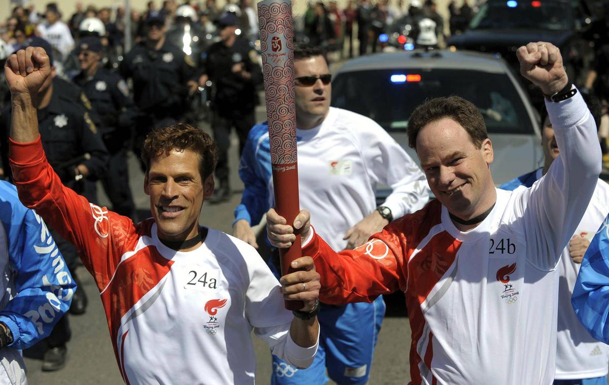 Max Cobb (desno) | Max Cobb (desno) je bil leta 2008 tudi eden od ameriških nosilcev olimpijske bakle, ko si je ta uirala pot proti Pekingu. | Foto Guliverimage