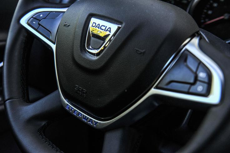 Kdaj bodo Romuni rekli ''dovolj'' in končno osvetlili stikala tempomata na prečkah volana? | Foto: Gašper Pirman