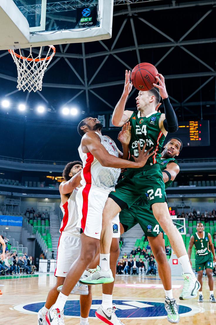 David Škara je že v prvem polčasu dobil štiri osebne napake. | Foto: Aleš Fevžer