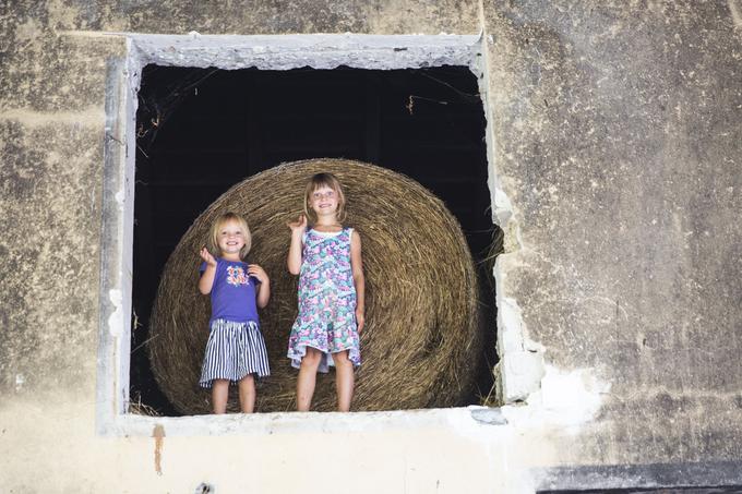 Otroci so zelo radi doma. Tudi Tomaž se strinja, da je kmetija idealno okolje za vzgojo otrok. | Foto: Bojan Puhek