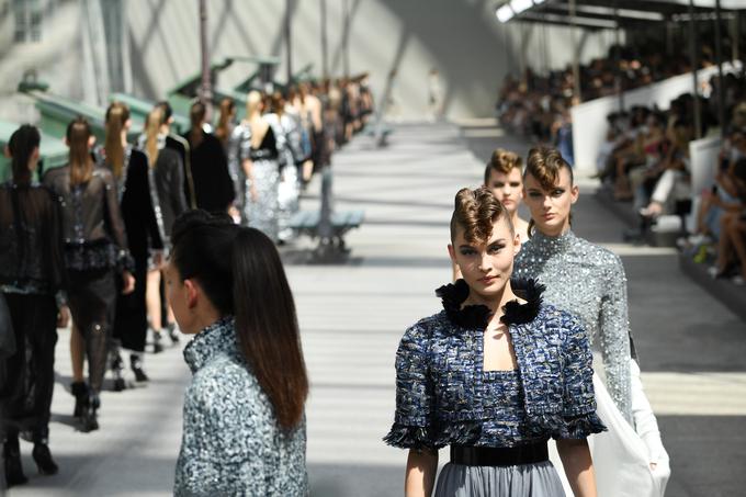 Chanel je prepoznaven predvsem zaradi posebno tkanega tvida, ki prevladuje na vseh modnih revijah. | Foto: Getty Images