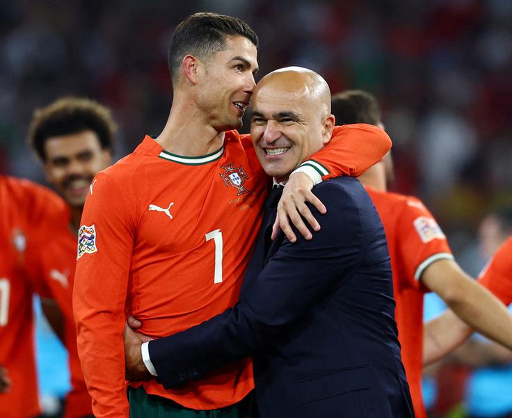 Ronaldo v objemu s svojim selektorjem Robertom Martinezom. Selektor Portugalske je španski strateg, tako da je v finalu lige narodov spravil v slabo voljo svojo domovino. | Foto: Reuters