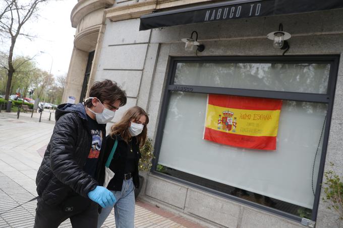 Španske regionalne oblasti, ki imajo pri vprašanjih javnega zdravja široka pooblastila, kljub negodovanju prebivalstva vztrajajo pri ukrepih, kot sta zaprtje nočnih klubov in nošenje mask, ki je marsikje v državi kljub vročini obvezno tudi na odprtem. | Foto: Reuters
