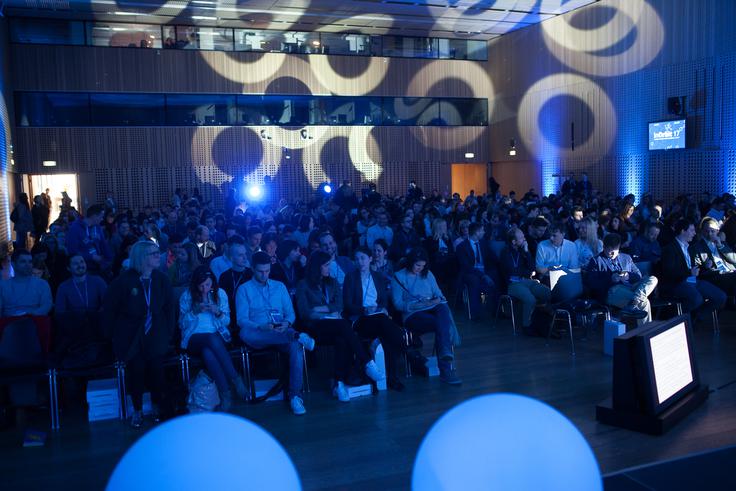 Lani se je na Brdu pri Kranju konference udeležilo preko 500 digitalnih navdušencev in strokovnjakov.   | Foto: 