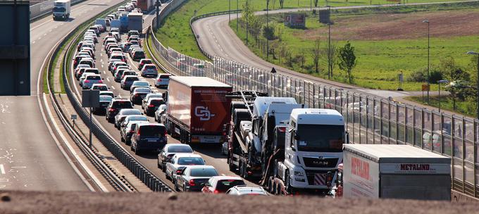 "Vozniki naj se na cesto odpravijo predvsem pravočasno in z veliko strpnosti," pravijo na Darsu. | Foto: Občina Brežice
