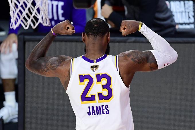 LeBron James je razkazoval mišice, a na koncu ostal praznih rok. | Foto: Getty Images
