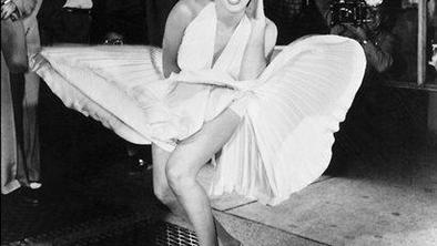 Zapeljivo obleko Marilyn Monroe prodali za 4,6 mio dolarjev