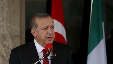 Erdogan turškemu ustavnemu sodišču zagrozil z ukinitvijo