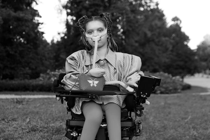 "Ne želim, da me ljudje vidijo skozi prizmo invalidnosti, ampak kot celoto. Ovire so del mojega življenja, niso pa njegova definicija." | Foto: Samantha Kandinsky