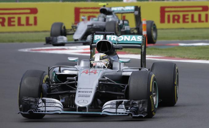 Mercedes je že konstruktorski prvak, prav hudega boja med njegovima dirkačema na zadnjih dveh dirkah sezone ne moremo pričakovati, saj Rosbergu ni več treba zmagovati. | Foto: Reuters