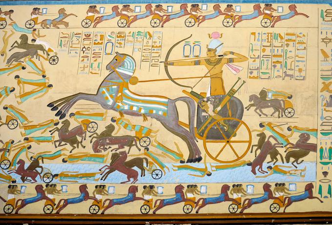 Iznajdbo kulture Sintašta – bojni voz, to je konjsko vprego s kolesi z naperami – so pozneje prevzela tudi druga ljudstva, med drugim stari Egipčani. Na rekonstrukciji freske vidimo spopad egipčanskih in hetitskih bojnih vozov v bitki pri Kadešu iz leta 1274 pred našim štetjem. V bitki je menda sodelovalo več kot pet tisoč bojnih vozov. Egipčansko vojsko je vodil faraon Ramzes II. (na sredini), hetitsko pa kralj Muvatali II. V evrazijskih stepah je pozneje prišlo tudi do vzpona nomadskih konjeniških ljudstev. Sprva indoevropskih konjeniških ljudstev, kot so bili Kimerijci, Skiti, Sarmati in Alani, ki so jim sledila neindoevropska, vzhodnoevrazijska ljudstva, kot so Huni, Avari, Turki in Mongoli. | Foto: Guliverimage/Vladimir Fedorenko