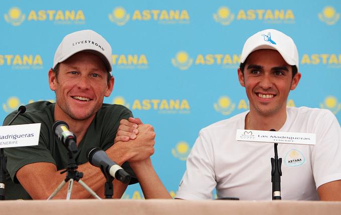 Nasmeh za občinstvo, v ozadju pa podle igre. Lance Armstrong je igral svojo igro, Alberto Contador nato svojo. | Foto: Getty Images