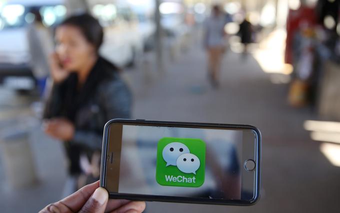 Aplikacijo WeChat uporablja 700 milijonov ljudi mesečno. Poleg hipnega sporočanja, ki je njena temeljna funkcija, ima še obilico dodatnih možnosti, ki jih konkurenca nima, kar razloži njeno izjemno priljubljenost na Kitajskem - pa tudi drugod. | Foto: Reuters
