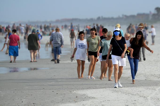 Druženje na plaži kot pred pandemijo. | Foto: Getty Images