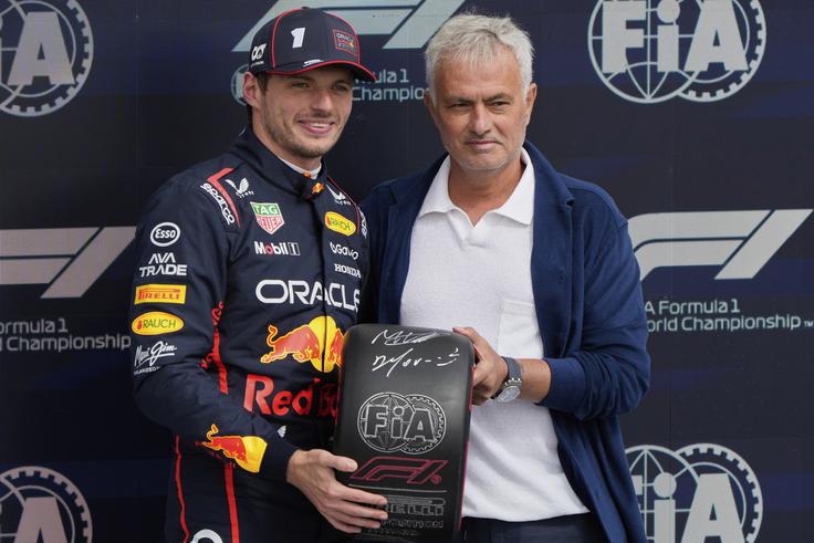 Max Verstappen je nagrado za "Pole position" dobil iz rok legendarnega nogometnega trenerja Joseja Mourinha. | Foto: Reuters