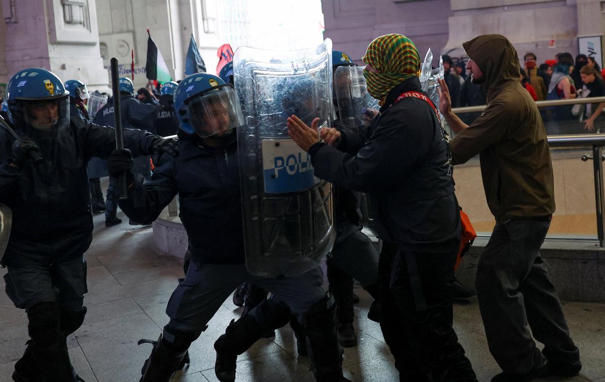 Milano, protesti | Policisti so že aretirali 12 oseb.  | Foto Reuters
