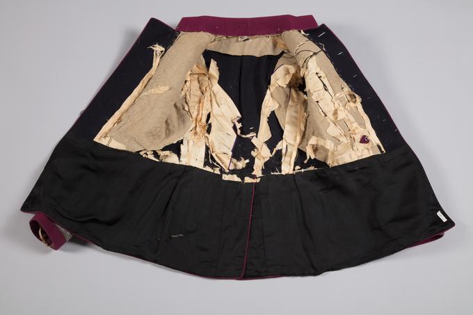 Preperela svilena podloga suknjiča pred začetkom konservatorskih del | Foto: Narodni muzej Slovenije