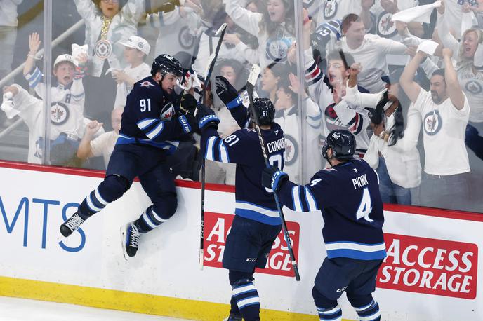Winnipeg Jets St. Louis Blues | Hokejisti Winnipega so še pet sekund pred koncem rednega dela odločilne tekme zaostajali, nato pa izsilili podaljšek in v 37. minuti tega zadeli za napredovanje v drugi krog. | Foto Reuters