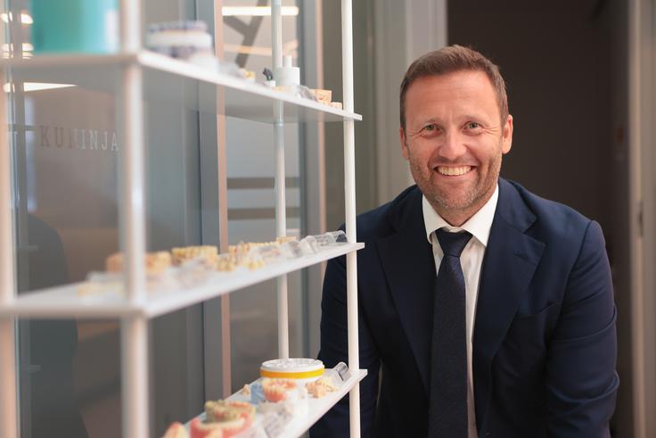 "Najlažje je delati z ljudmi, ki še nimajo diagnoze. Takrat lahko največ naredimo za podaljšanje obdobja zdravja, torej za dolgoživost. S pregledi in analizami vitaminov, mineralov, blata, probiotičnih in potencialno patoloških bakterij, parazitov ter številnih drugih parametrov odkrijemo šibke točke, kjer lahko ukrepamo, še preden se pojavijo kronične bolezni. Ljudje pogosto presenečeno ugotovijo, da to ni tako zahtevno, kot se zdi, pri tem pa si prihranijo veliko težav in si zagotovijo bolj mirno življenje," pravi dr. Sebastjan Perko. | Foto: Barbara Reya