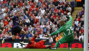 Arsenal zmagal na Anfieldu, super RVP rešil Man Utd