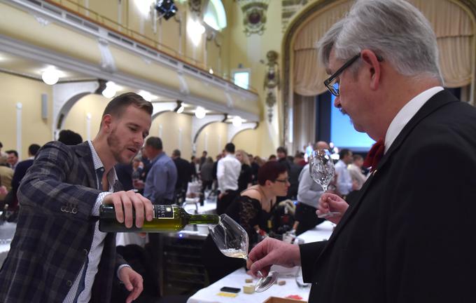 Število sodelujočih vinarjev je letos najvišje v zadnjih petih letih, je poudaril direktor festivala Rado Stojanovič. Še več, letos na festivalu sodeluje kar 25 odstotkov več vinarjev kot v preteklih dveh letih, zanje so odprli še dodatno dvorano. | Foto: Bobo