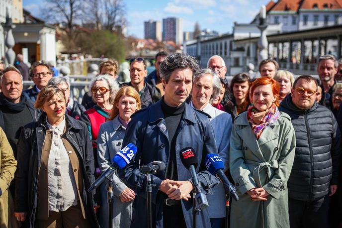 Levica, Vesna, Luka Mesec | Kot je zatrdil, Levica in Vesna ne nameravata pristajati na to, da bi Slovenija v naslednjih štirih letih postajala država, podobna "Trumpovi Ameriki, Vučićevi Srbiji ali Orbanovi Madžarski". "Dokler smo tu, bomo to preprečevali in onemogočali, da si laži, nesramnosti in vulgarnost pridobijo domovinsko pravico," zagotavlja Mesec. | Foto Daniel Novakovič/STA