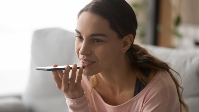 glasovni ukaz, govorjenje v telefon, mobi | Foto: Shutterstock