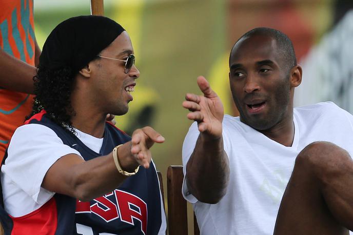 Kobe Bryant, Ronaldinho | Kobe Bryant in Ronaldinho na sponzorskem dogodku leta 2013 v Riu de Janeiru | Foto Reuters