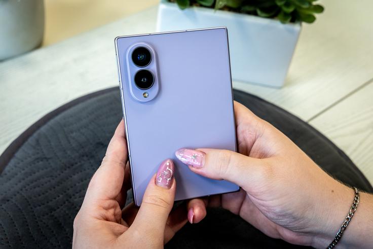 Sivka je ena od treh barv, v kateri bo pregibni pametni telefon Samsung Galaxy Z Fold8 na voljo na slovenskem in večini evropskih trgov. | Foto: Bojan Puhek