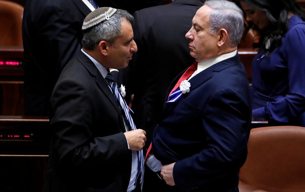 Zeev Elkin, Benjamin Netanjahu | K postopni zasedbi delov Gaze pozivajo zlasti najbolj skrajno desni člani Netanjahujeve vlade. Ti so izrazili tudi nezadovoljstvo zaradi okrepljenih dostav humanitarne pomoči v Gazo, ki so jih od nedelje omogočili vsakodnevni "taktični humanitarni premori" izraelskih sil med obstreljevanjem nekaterih delov oblegane palestinske enklave. "Za naše sovražnike je najbolj boleča izguba ozemlja," je v pogovoru za izraelsko javno radiotelevizijo Kan dejal Zeev Elkin, član izraelskega varnostnega kabineta (levo). | Foto Guliverimage