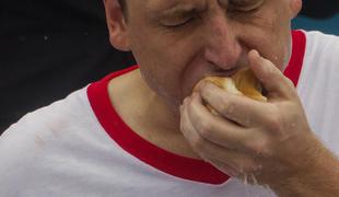 Le za krepke želodce – hitrostno goltanje hot dogov (foto)