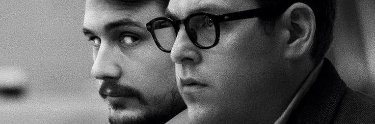 Ko se osramočeni novinar New York Timesa Michael Finkel (Jonah Hill) sreča z obsojenim morilcem (James Franco), ki je več let uporabljal novinarjevo identiteto, njegovo raziskovanje postane nevarna igra. Po številnih nepričakovanih preobratih resnična zgodba vendarle pride na dan. • V videoteki DKino in na TViN. | Foto: 