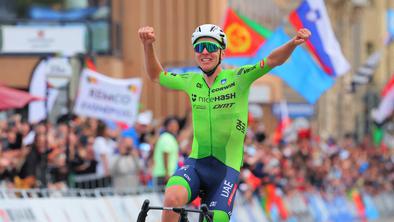 Tadej Pogačar na svetovnem prvenstvu v lov na kar dve mavrični majici