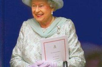 Prva biografija o Elizabeti II v slovenščini o njenem javnem in zasebnem življenju