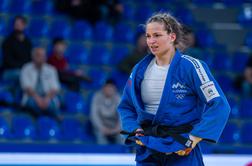 Kaja Kajzer v solzah ostala brez stopničk: Razočarana sem #video