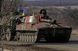 V Ukrajini dogovor o umiku težkega orožja, ob obletnici protestov številni shodi