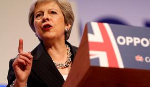 Nov poraz v britanskem parlamentu glede brexita oslabil položaj premierke