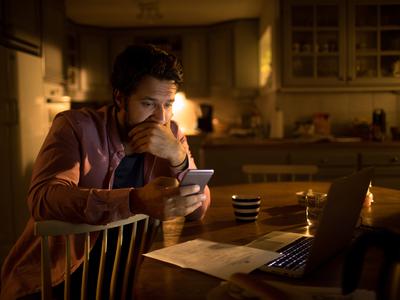 Kar 17 tisoč Slovencev čaka veselo novico. V resnici jim grozi nočna mora.