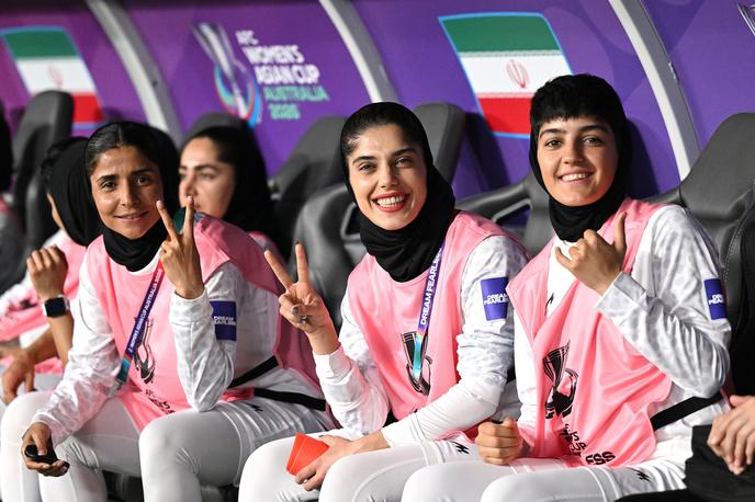 Iranska reprezentanca | Iranske nogometašice na klopi med tekmo proti Južni Koreji. | Foto Reuters