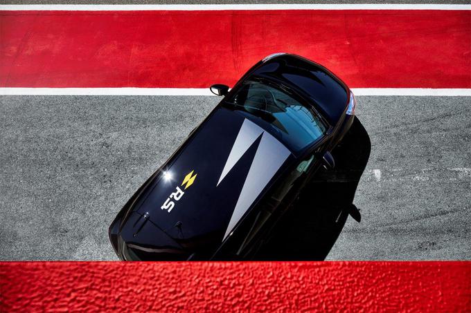Pod pokrovom motorja se skriva enak agregat kot v cliu 220 EDC trophy. | Foto: Renault