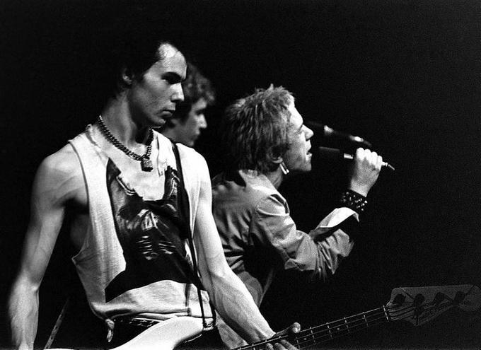 Basist Sid Vicious (levo) je umrl leta 1979, leto po razpadu skupine. | Foto: Thomas Hilmes/Wikimedia Commons