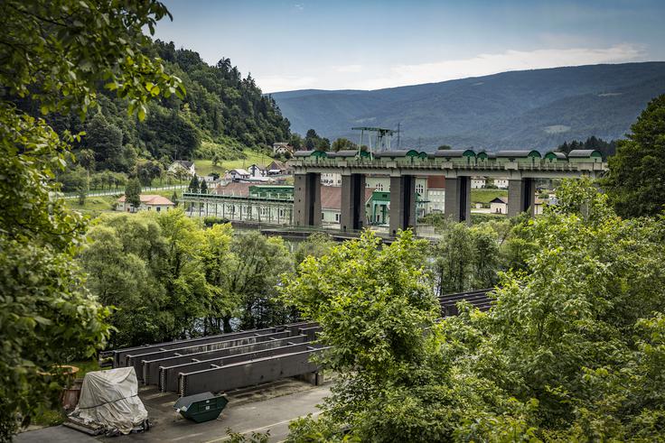 Ob slovenskem toku reke Drave se vrsti osem hidroelektrarn, večji del prav ob Koroški progi.Industrijski tiri za gradnjo hidroelektrarne Fala Hidroelektrarno Fala so začeli graditi leta 1913, končana bi morala biti leta 1916, vendar se je gradnja zaradi vojne zavlekla do maja 1918. Odločba o tehničnem pregledu elektrarne je bila izdana 2. junija 1927, torej devet let po začetku obratovanja. Hidroelektrarna je bila zgrajena s švicarsko opremo in kapitalom. Tedaj je veljala za zelo sodobno in enega največjih tovrstnih objektov v srednji Evropi. Leta 1977 je bil dograjen še osmi agregat, tako da je pretok vode usklajen z drugimi hidroelektrarnami na Dravi.  | Foto: Ana Kovač