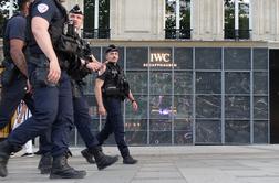 V Parizu policisti po napadu z nožem ubili moškega