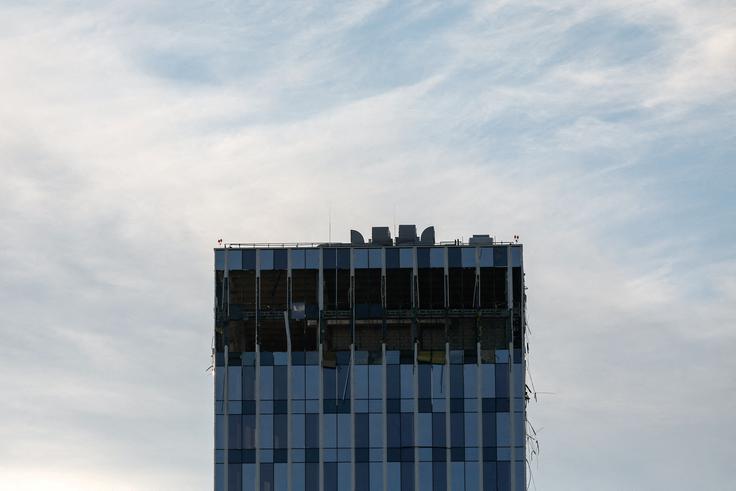 V napadu ukrajinskih dronov na Moskvo je bila poškodovana poslovna stavba. Ostanke prestreženih dronov so našli blizu stavbe ruskega obrambnega ministrstva. | Foto: Reuters
