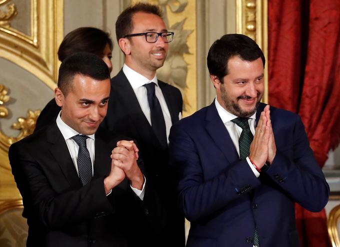 Italijanska vlada, ki jo sestavljata skrajno desna Liga in populistično Gibanje petih zvezd, je že več mesecev tik pred razpadom. Na fotografiji vodja Gibanja petih zvezd Luigi Di Maio (levo) in vodja Lige Matteo Salvini (desno). | Foto: Reuters