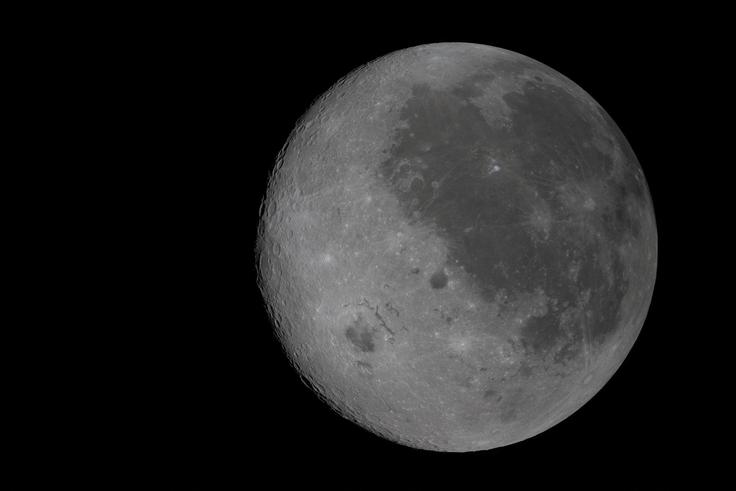 Med preletom Lune je bila posadka nedosegljiva približno 40 minut. | Foto: Reuters